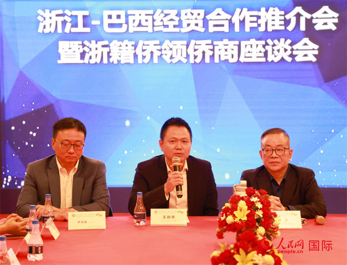 中國(guó)駐里約代總領(lǐng)事王尉育（中）在活動(dòng)中致辭。人民網(wǎng)記者 陳海琪攝