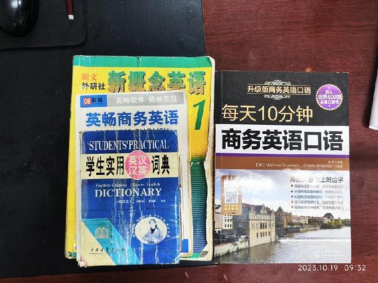   胡振興學(xué)習(xí)英語(yǔ)所用的資料。（圖片由受訪者提供）