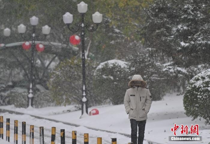 圖為市民在雪中出行。 <a target='_blank' href='/' ><p  align=