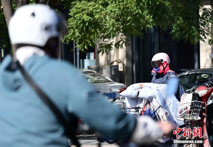 石家莊街頭，市民紛紛穿上厚厚的外套“捂”裝前行。 <a target='_blank' href='/'><p  align=