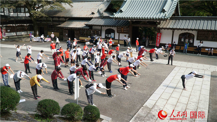 開跑前，中日青少年一起做熱身運動。人民網(wǎng) 蔣曉辰攝