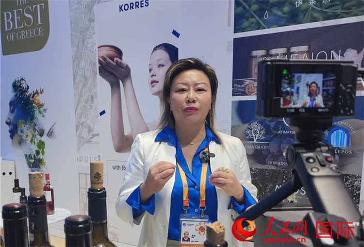 希華集團聯合創(chuàng)始人兼總裁索菲亞女士接受采訪。人民網 殷韜攝