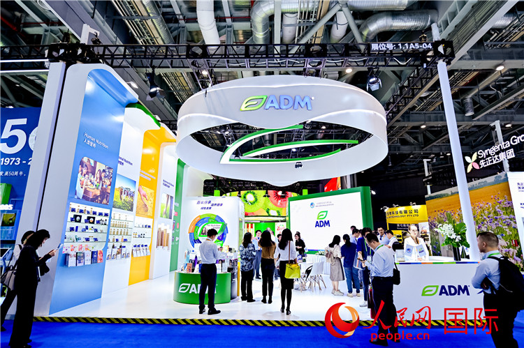美國農(nóng)產(chǎn)品加工和貿(mào)易企業(yè)ADM在進(jìn)博會的展臺。人民網(wǎng)記者 趙益普攝