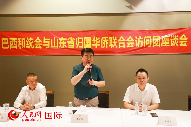 中國僑聯(lián)副主席、山東省僑聯(lián)主席李興鈺（中）在座談會上致辭。人民網(wǎng)記者 陳海琪攝