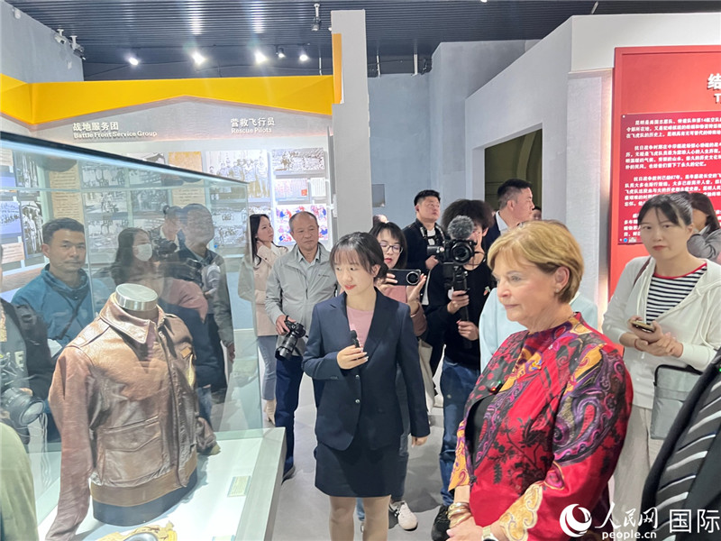 飛虎隊指揮官陳納德將軍外孫女嘉蘭惠（右）在參觀昆明市博物館展示的文物。人民網(wǎng) 趙瞳攝
