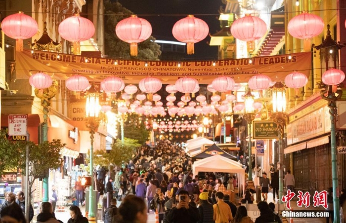 當(dāng)?shù)貢r間11月10日，美國舊金山唐人街夜市人頭攢動。亞太經(jīng)合組織(APEC)第三十次領(lǐng)導(dǎo)人非正式會議將在舊金山舉行，當(dāng)?shù)靥迫私钟媱澟e辦包括夜市在內(nèi)的多場活動，以吸引與會者、游客和市民的光顧。<a target='_blank' href='/'><p  align=
