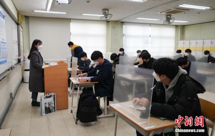 12月3日，延遲近一個月的韓國高考舉行。據(jù)韓國教育部消息，今年考生約49.34萬人，創(chuàng)歷史最低紀(jì)錄。圖為在首爾某考點(diǎn)內(nèi)，考桌上設(shè)有隔板。