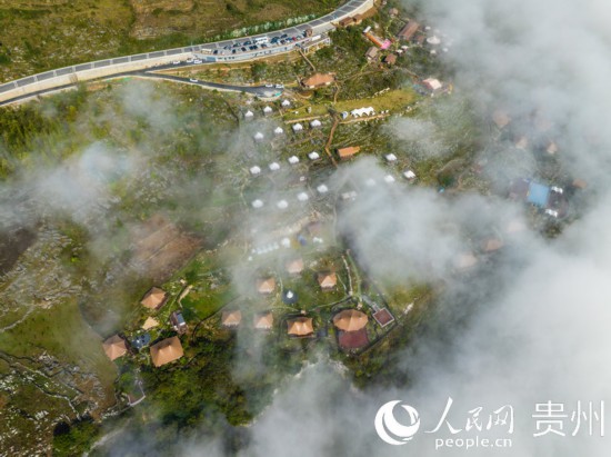 航拍掩映在晨間薄霧中的“花都里·化屋野奢度假營(yíng)地“。人民網(wǎng) 陽(yáng)茜攝