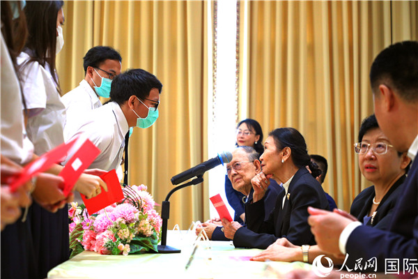 圖為獎助學(xué)金頒發(fā)現(xiàn)場。人民網(wǎng)記者 白元琪攝