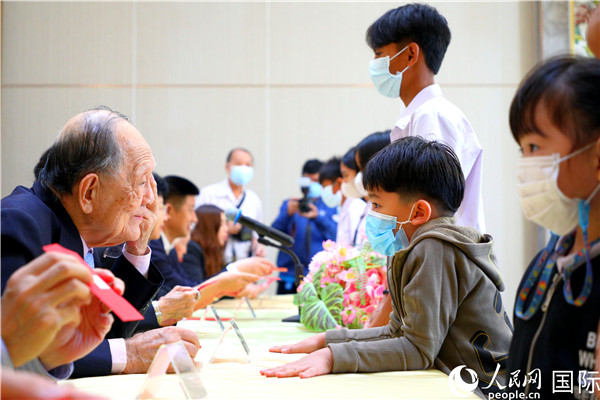 圖為獎助學(xué)金頒發(fā)現(xiàn)場。人民網(wǎng)記者 白元琪攝