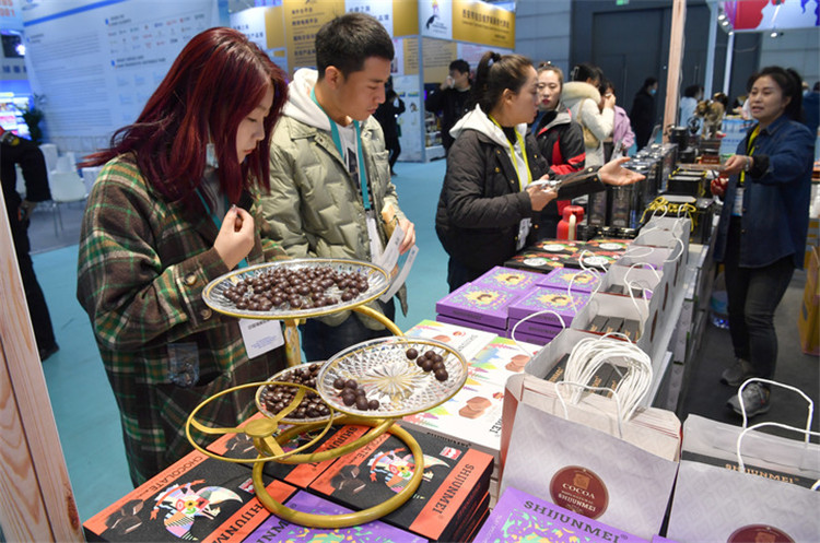 11月16日，觀眾在第七屆絲博會(huì)印度尼西亞展位上參觀選購食品。新華社記者 邵瑞 攝