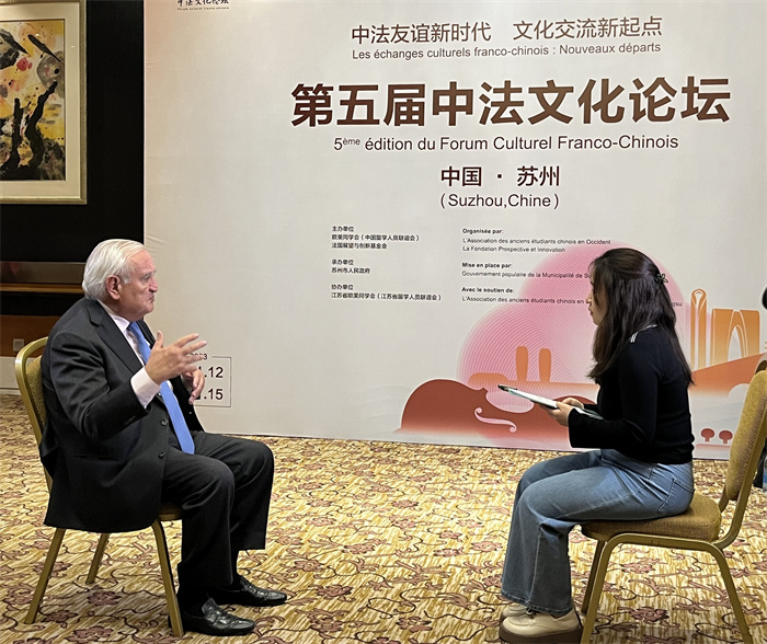 法國前總理、法國展望與創(chuàng)新基金會主席讓-皮埃爾·拉法蘭接受人民網(wǎng)的采訪。（國際在線供圖）