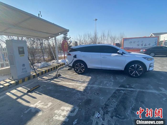 資料圖：新能源汽車正在充電。　李丹 攝