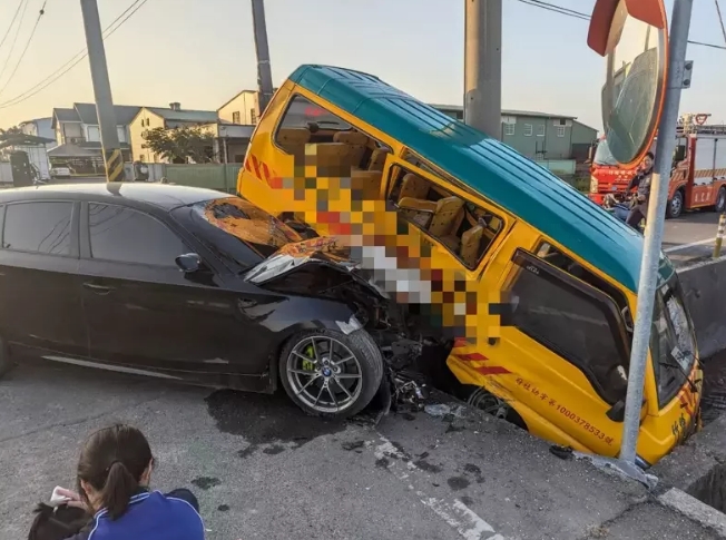 托兒所校車被轎車從側(cè)邊撞上，車體嚴(yán)重毀損。圖片來源：臺(tái)灣《聯(lián)合報(bào)》民眾供圖
