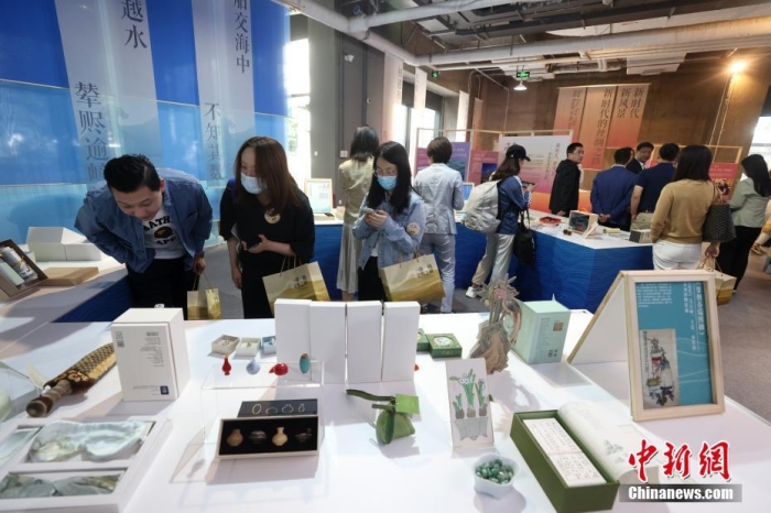9月28日，“一帶一路，文明之橋”圖書文創(chuàng)展在北京圖書大廈開幕，圖為觀眾參觀展覽。<a target='_blank' href='/'><p  align=