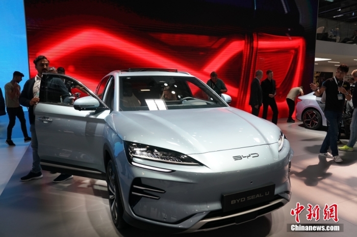 2023年德國(guó)國(guó)際汽車(chē)及智慧出行博覽會(huì)(IAA mobility)(亦簡(jiǎn)稱(chēng)慕尼黑國(guó)際車(chē)展)將于9月5日正式開(kāi)幕。在9月4日舉行的媒體日，記者看到諸品牌紛紛攜“拳頭”產(chǎn)品亮相。圖為當(dāng)日比亞迪SEAL U在歐洲首秀。<a target='_blank' href='/'><p  align=