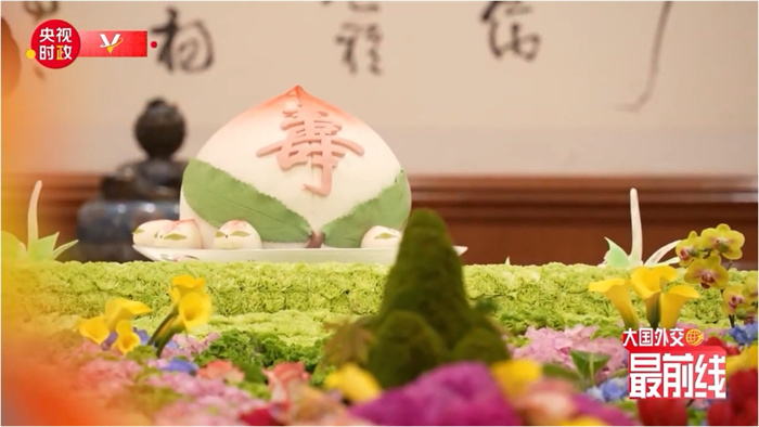 圖為今年7月基辛格訪華時午宴上的壽桃。來源：央視新聞截圖