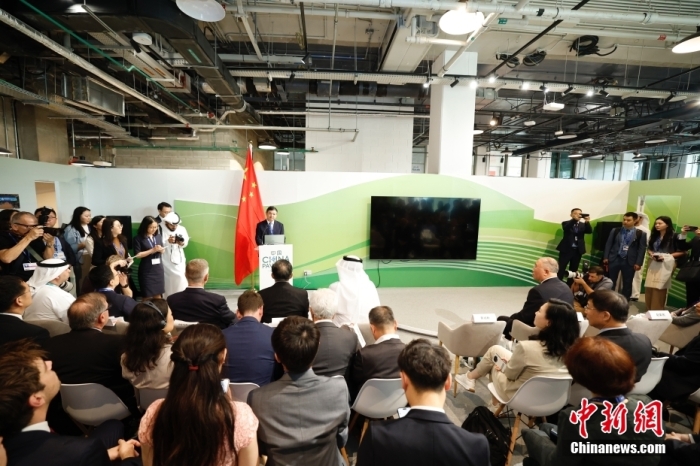 當?shù)貢r間11月30日，《聯(lián)合國氣候變化框架公約》第28次締約方大會(COP28)中國角開幕式暨“生態(tài)文明與美麗中國實踐”邊會在迪拜舉行。圖為中國生態(tài)環(huán)境部部長黃潤秋在邊會上發(fā)表致辭。<a target='_blank' href='/' _fcksavedurl='/'><p  align=