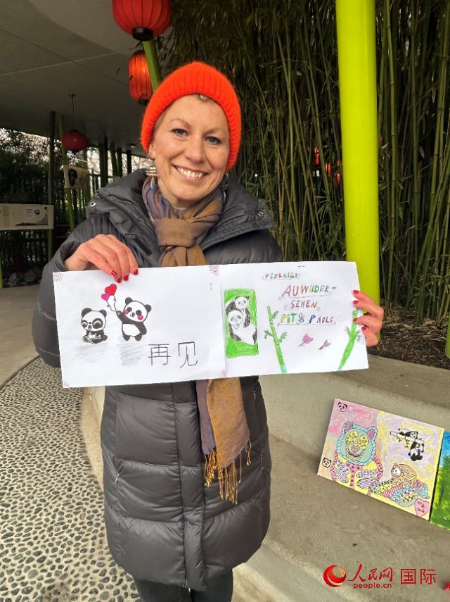 桑德拉和德國小朋友們的作品。右圖寫著“祝福好運，再見 Pit和Paule（“夢想”“夢圓”的德語名字）”。人民網(wǎng)記者 徐馨攝