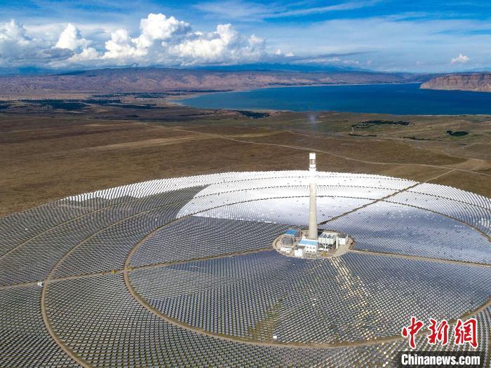 資料圖：光伏發(fā)電園區(qū)一隅。張進剛 攝