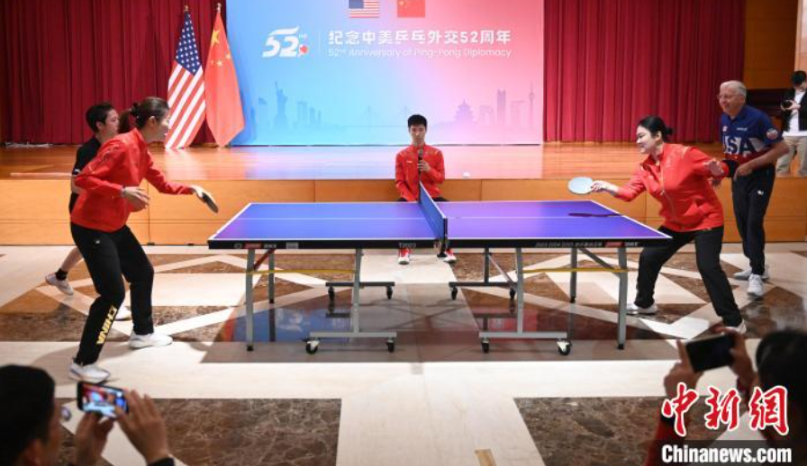 當(dāng)?shù)貢r(shí)間12月13日，中國駐美使館在華盛頓舉辦慶?；顒?dòng)紀(jì)念中美乒乓外交52周年。圖為丁寧、劉偉、戴爾等中美運(yùn)動(dòng)員上演混雙表演賽。中新社記者 陳孟統(tǒng) 攝
