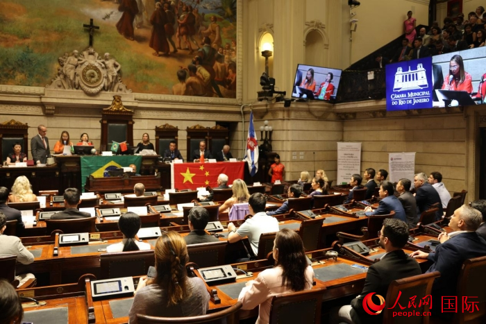 當(dāng)?shù)貢r(shí)間12月15日晚，巴西里約熱內(nèi)盧市議會(huì)在議會(huì)大廳舉行隆重儀式，向一批為推動(dòng)巴西和中國友好合作做出突出貢獻(xiàn)的機(jī)構(gòu)、團(tuán)體和個(gè)人授予“杰出貢獻(xiàn)獎(jiǎng)”。人民網(wǎng)記者 時(shí)元皓攝