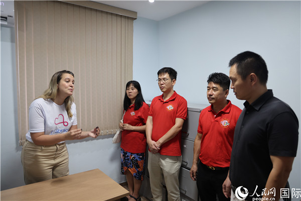 王尉育等人參觀并了解協(xié)會活動場所及設(shè)施。人民網(wǎng)記者 時元皓攝