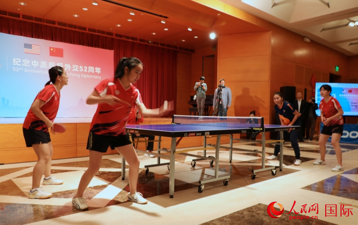 來自北京大學(xué)、美國弗吉尼亞大學(xué)的中美青年乒乓球運動員進行表演賽。人民網(wǎng)記者 李志偉攝