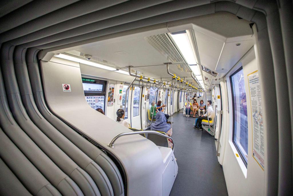 9月14日，乘客在泰國曼谷搭乘“黃線”列車。泰國曼谷是世界著名旅游目的地之一，當(dāng)?shù)厝税堰@座城市的高架軌道交通系統(tǒng)稱為“曼谷天鐵”。2023年下半年，由位于安徽蕪湖的中車浦鎮(zhèn)阿爾斯通運輸系統(tǒng)公司生產(chǎn)并提供的單軌道列車“天鐵黃線”在曼谷正式運營，11月同樣由該公司生產(chǎn)并提供列車的“天鐵粉線”也在曼谷開始試運行。“中國智造”從中國蕪湖來到泰國曼谷，讓曼谷近郊與市中心的連接更為緊密，豐富城市面貌的同時，也為當(dāng)?shù)匕l(fā)展注入新活力。（新華社記者王騰攝）