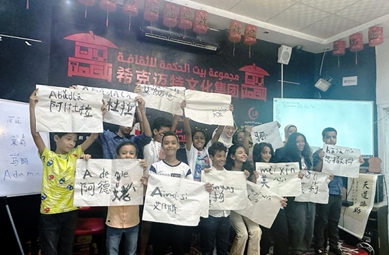 學著用中文書寫自己姓名的埃及兒童們。埃及希克邁特文化集團供圖