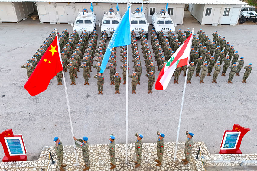 1月1日，中國(guó)第22批赴黎巴嫩維和官兵們舉行升旗儀式。胡光明攝