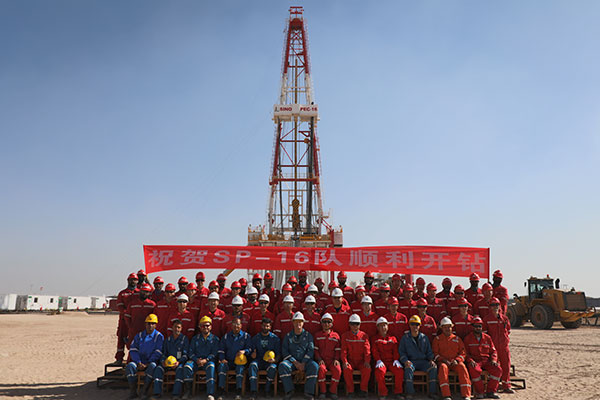 12月25日，中石化國工科威特分公司SINOPEC-16隊在科威特北部油區(qū)順利開鉆。中石化供圖