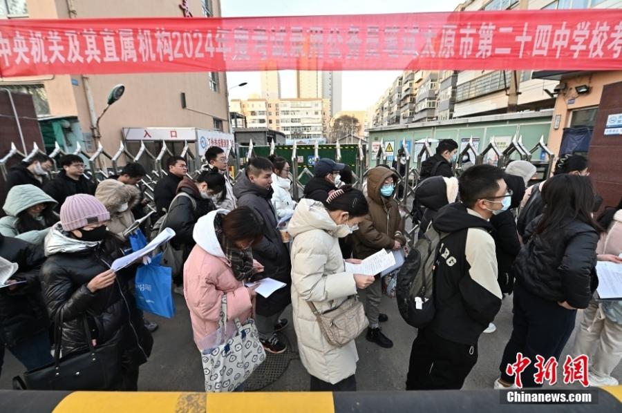 2023年11月26日，山西省太原市，考生步入考場(chǎng)。當(dāng)日，中央機(jī)關(guān)及其直屬機(jī)構(gòu)2024年度考試錄用公務(wù)員公共科目筆試開考。<a target='_blank' href='/'><p  align=
