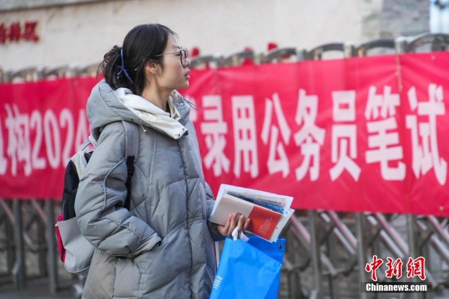 2023年11月26日，山西省太原市，考生步入考場(chǎng)。當(dāng)日，中央機(jī)關(guān)及其直屬機(jī)構(gòu)2024年度考試錄用公務(wù)員公共科目筆試舉行。<a target='_blank' href='/'><p  align=