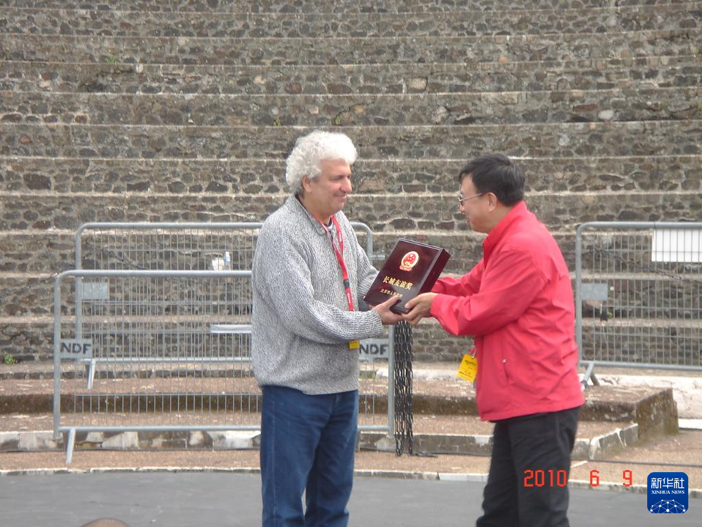 這是2010年帕特里克·索米耶（圖左）獲頒北京市人民政府授予的“長(zhǎng)城友誼獎(jiǎng)”時(shí)的資料照片。新華社發(fā)（受訪對(duì)象供圖）
