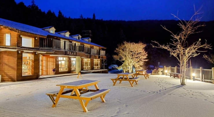 位在宜蘭縣內(nèi)的太平山森林游樂區(qū)23日凌晨開始下雪，園區(qū)翠峰山屋前一片雪白。圖片來源：臺灣“中央社”。
