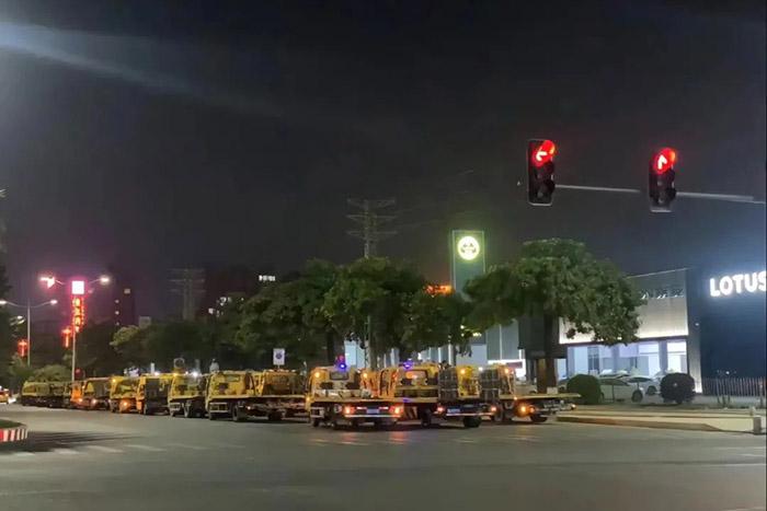 有多輛拖車出現(xiàn)在東莞寮步汽車城門口。視頻截圖
