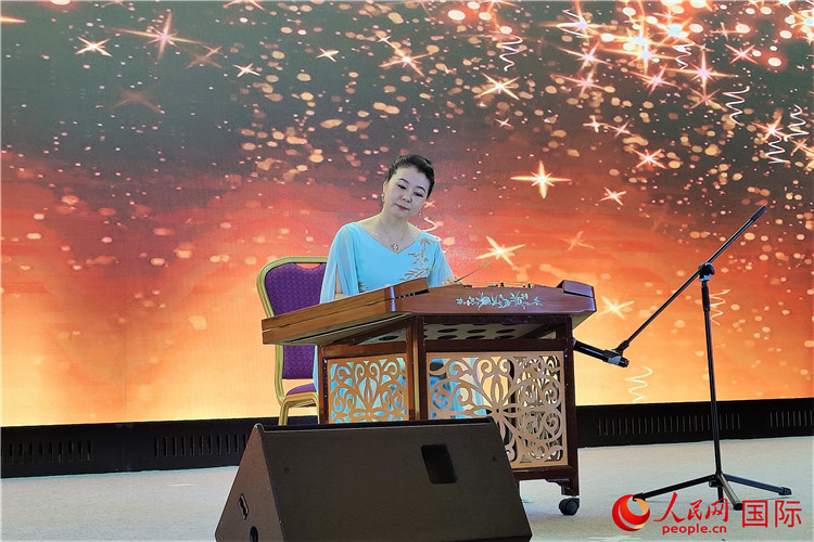 揚琴演奏家劉艮演奏《夢中的婚禮》。人民網(wǎng)記者 于宏建攝