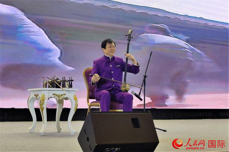 二胡演奏家、國家一級演員王之輝演奏《新春樂》。人民網(wǎng)記者 于宏建攝
