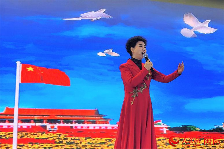 女高音歌唱家、國家一級演員江如虹演唱《我愛你中國》。人民網(wǎng)記者 于宏建攝