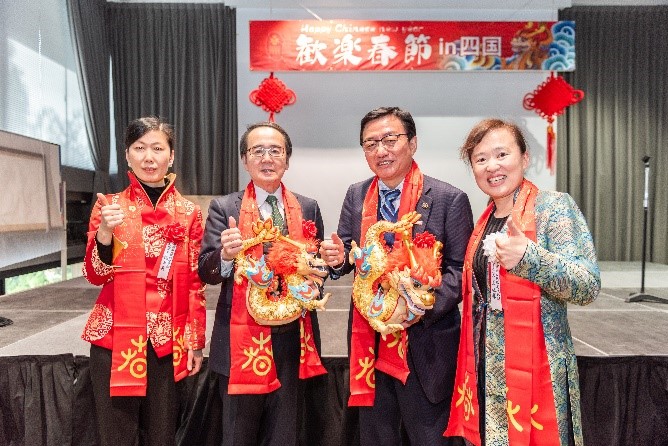向池田知事、大西市長贈送“歡樂春節(jié)“吉祥龍。從左到右為魏有美副總領(lǐng)事、池田豊人知事、大西秀人市長、馬曉琛主任。中國駐大阪旅游辦事處供圖