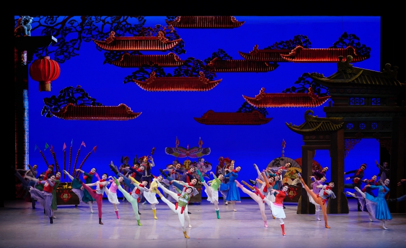1月26日晚，中央芭蕾舞團(tuán)賀歲芭蕾舞劇《過(guò)年》作為開(kāi)幕演出，亮相阿布扎比國(guó)際藝術(shù)節(jié)，圖為劇照。中央芭蕾舞團(tuán)供圖