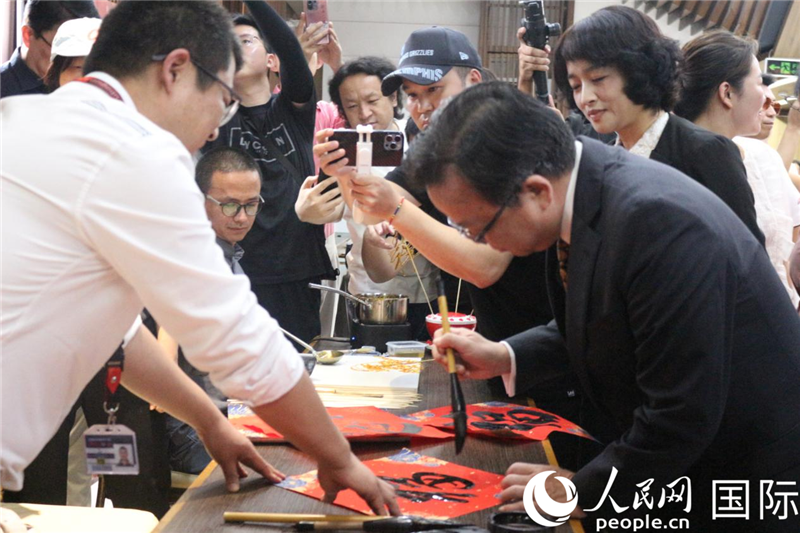 中國(guó)駐菲律賓大使黃溪連出席活動(dòng)并與留菲學(xué)子共迎新春。人民網(wǎng)記者樊帆 攝