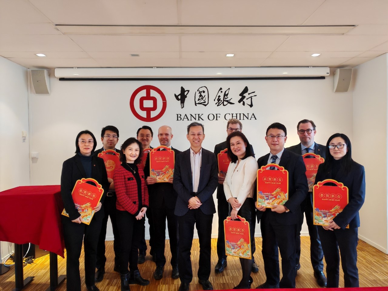 中國駐瑞典大使崔愛民（左六）與中國銀行（歐洲）有限公司斯德哥爾摩分行中外員工合影。中國駐瑞典大使館供圖