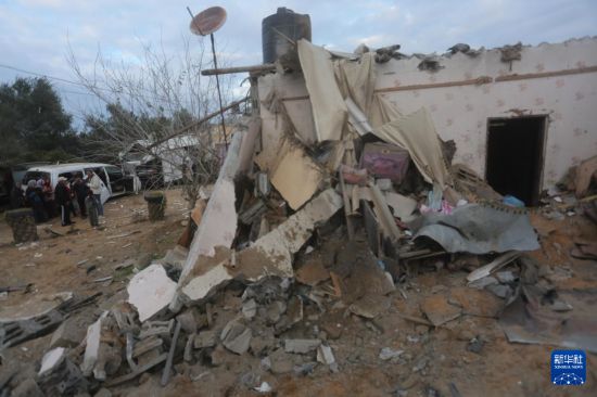 2月5日，在加沙地帶南部城市拉法，人們查看以軍空襲后的建筑廢墟。新華社發(fā)（哈立德·奧馬爾攝）