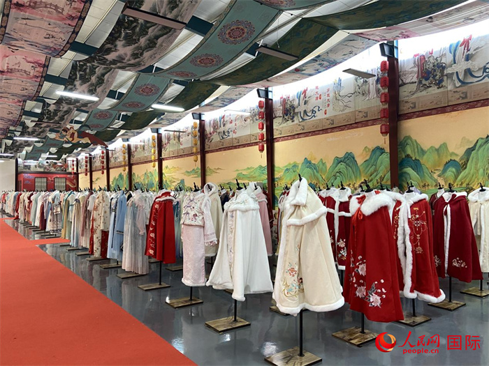 1月24日，在山東省菏澤市曹縣大集鎮(zhèn)穿越大唐漢服云倉直播基地展廳里擺放的漢服。 人民網(wǎng) 周琳佳攝