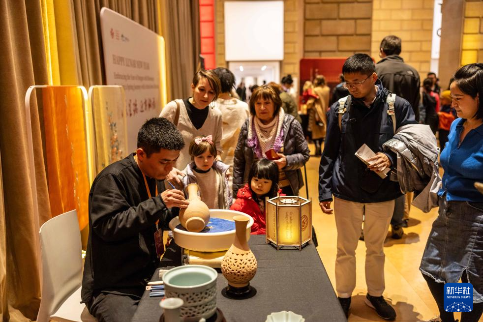 2月11日，參觀者在美國費(fèi)城藝術(shù)博物館舉行的龍年迎新春活動(dòng)上觀看瓷器制作。新華社發(fā)（周煥新攝）