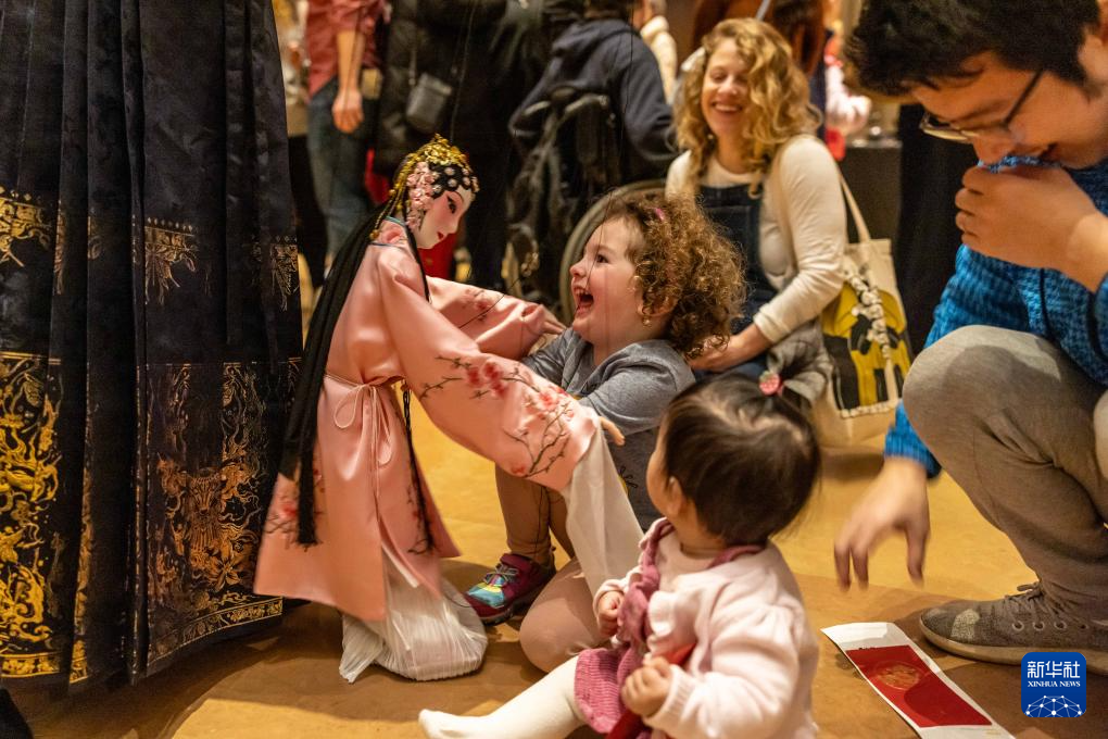 2月11日，孩子們在美國費(fèi)城藝術(shù)博物館舉行的龍年迎新春活動(dòng)上體驗(yàn)?zāi)九紤颉Ｐ氯A社發(fā)（周煥新攝）