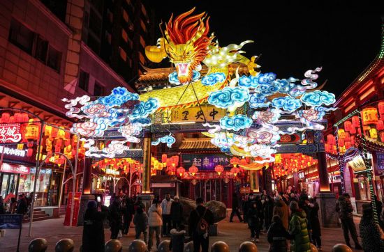 2月11日，游客在沈陽中街游覽。春節(jié)期間，各地?zé)艋痂?、火樹銀花，呈現(xiàn)出一幕幕流光溢彩的視覺盛宴。（新華社記者潘昱龍攝）