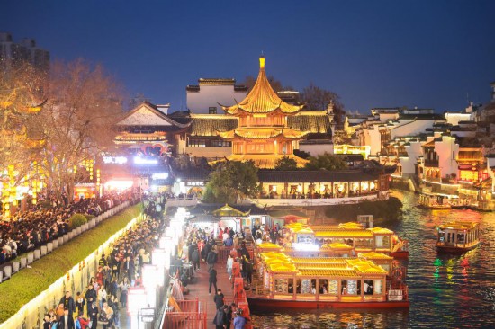 2月14日，游客在南京夫子廟景區(qū)賞燈游玩。（新華社發(fā)，蘇陽攝）